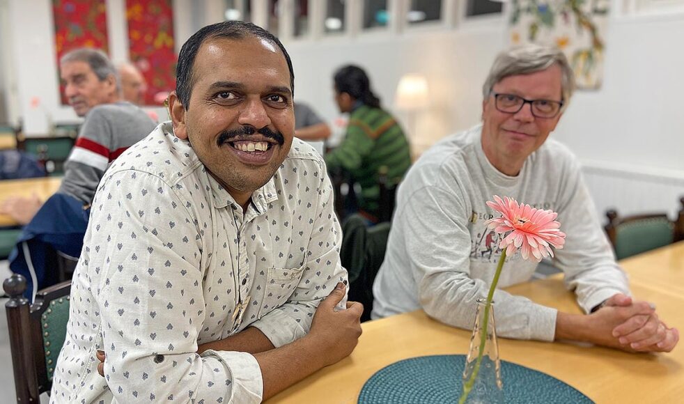 – Här kände jag mig genast trygg och välkommen, säger Rahul Chitre från Indien, en av stamgästerna på språkcaféet.
