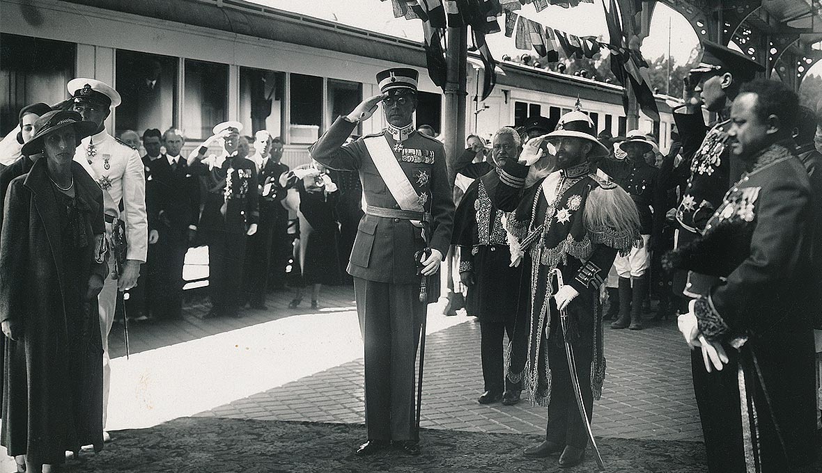 Den svenske kronprinsen Gustaf Adolf möttes av Haile Sellassie vid ankomsten till järnvägsstationen i Addis Abeba, ­9 januari 1935.