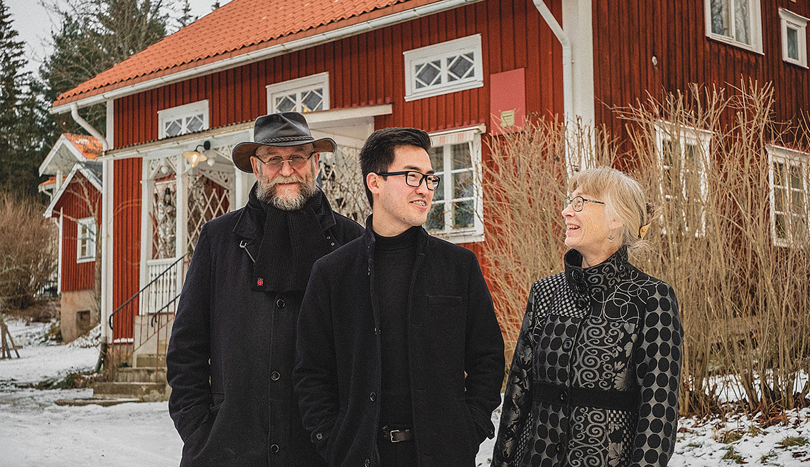 Zeeshan minns känslan när han för första gången fick sova hos Hans och Karin. – Jag kände en värme direkt  som inte går att beskriva. Det var som att komma hem igen. Bilder: Jakob Arvidsson