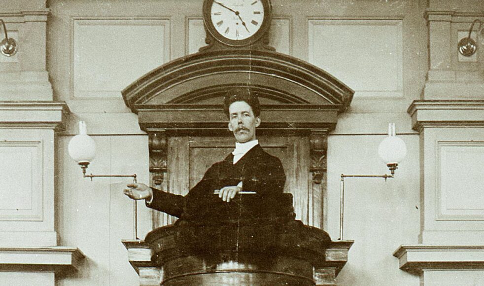Axel B Svensson i predikstolen i Betlehemkyrkan i Stockholm.