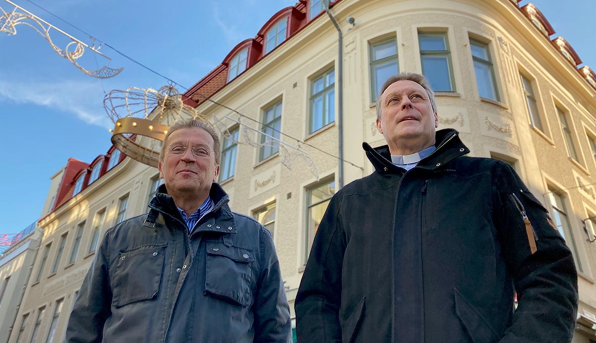 Per-Eive Berndtsson (EFS) och Mats Linde (EBF Göteborg), två av huvudlärarna på Bibelseminariet i Göteborgs centrum. I bakgrunden syns herrnhutarnas hus, där Bibelseminariet har sin bas. Bild: Emma Boije