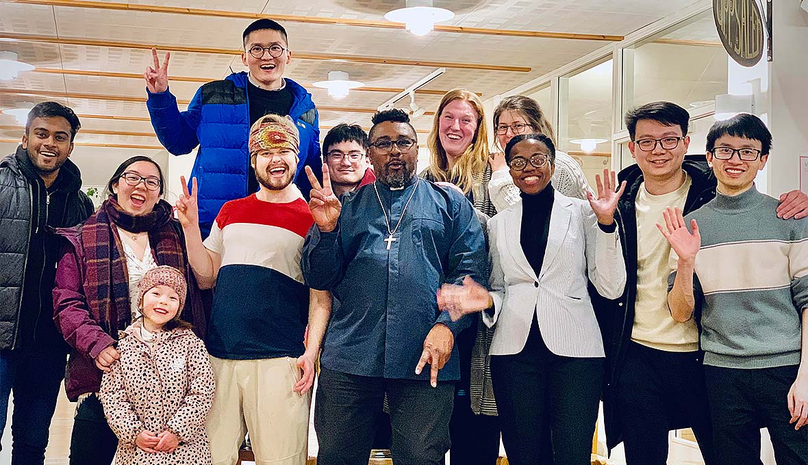 Prästen Edward Thomas omgiven av församlingen Cross Culture, Uppsala. Bild: Jeffery David