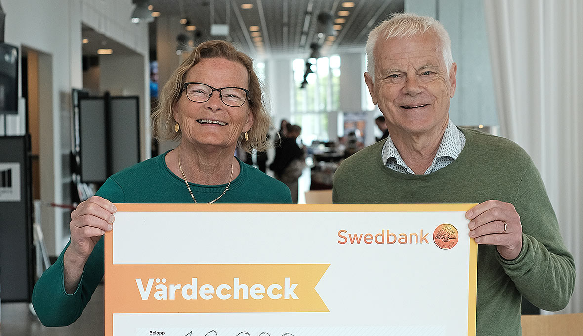 Inger och Lars Bernspång tog emot EFS i Luleås pris som årets insamlare 2021. Bild: Jakob Arvidsson