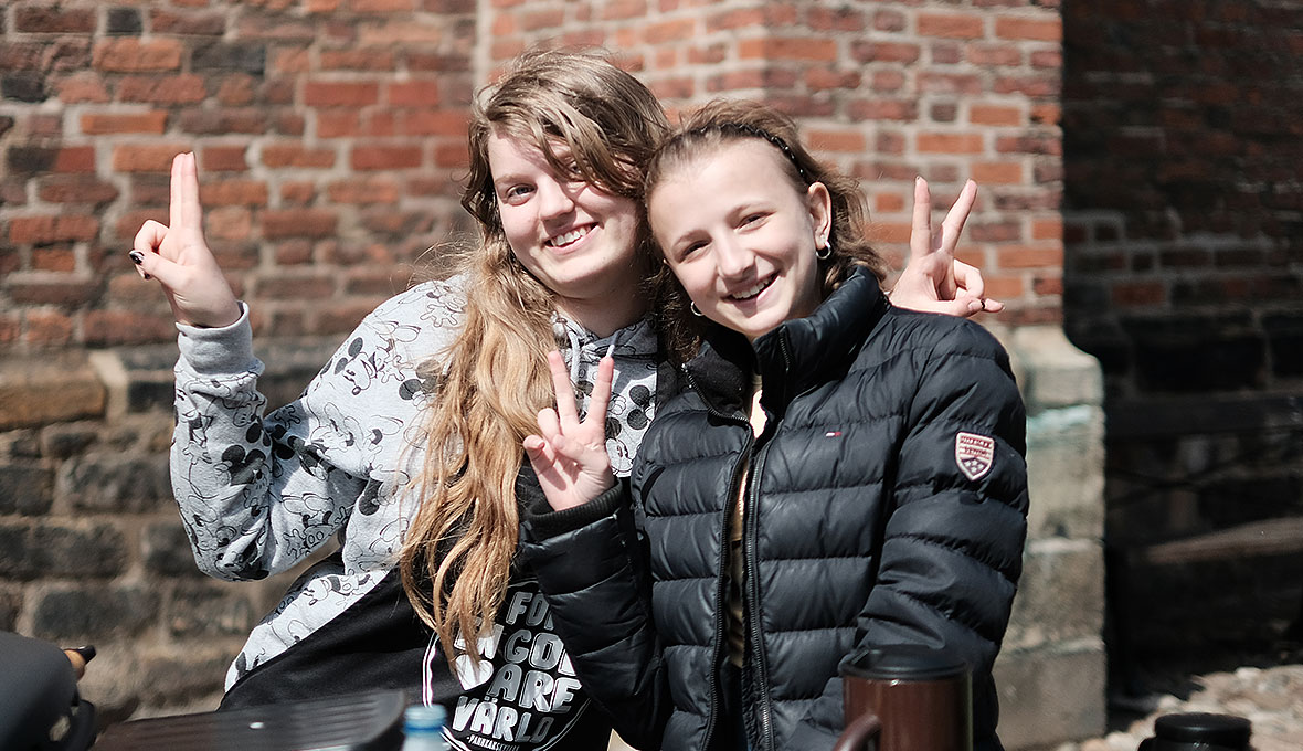 Hanna Polback och Felicia Borg, båda från Växjö, var med på konferensens tonårsspår och lördagens outreach. Bild: Jakob Arvidsson