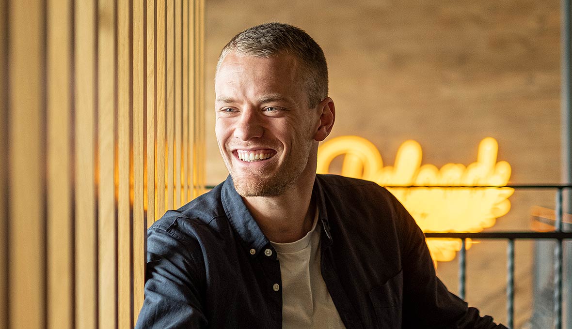 Efter en träning delade Charlie ut biblar till alla sina medspelare i Hagunda IF, och lyfte fram vad den betytt för honom i sitt liv.