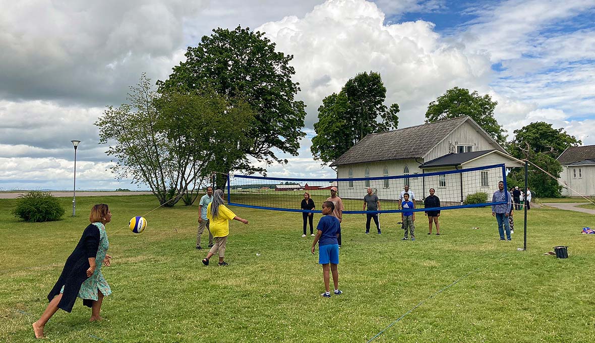 Under pauserna samlades alla åldrar till olika spontana aktiviteter, allt från vattenkrig till volleyboll.