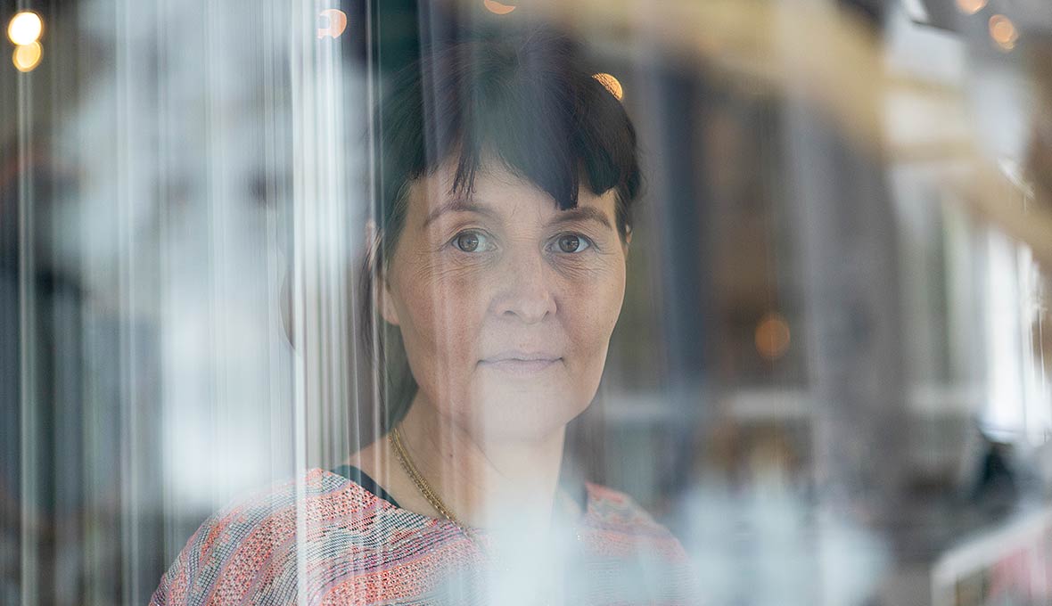 Laila skapar traditionellt samiskt hantverk, kombinerat med konst­hantverk som tar utgångspunkt från duodji.