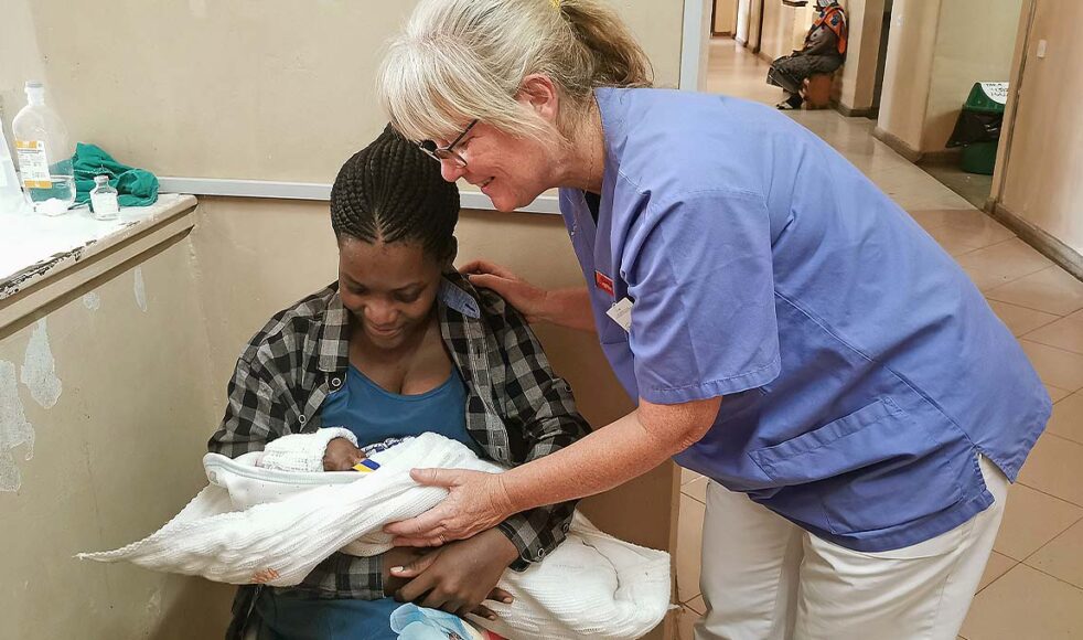 Marita arbetar bland annat på förlossningsavdelningen. Efter språkstudierna kan hon nu prata swahili med patienterna.