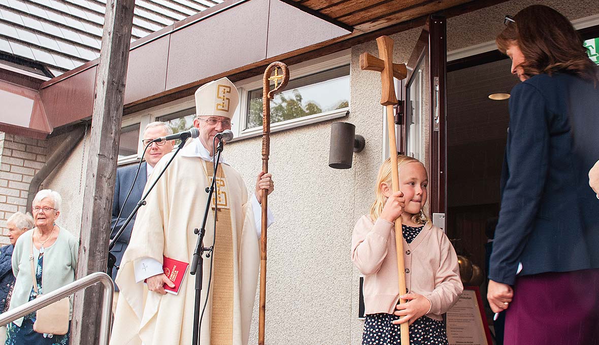 Först in i den restaurerade kyrkan går Ester Janson efter att Biskop Fredrik Modéus välsignat byggnaden. Bild: Charlie Cramer
