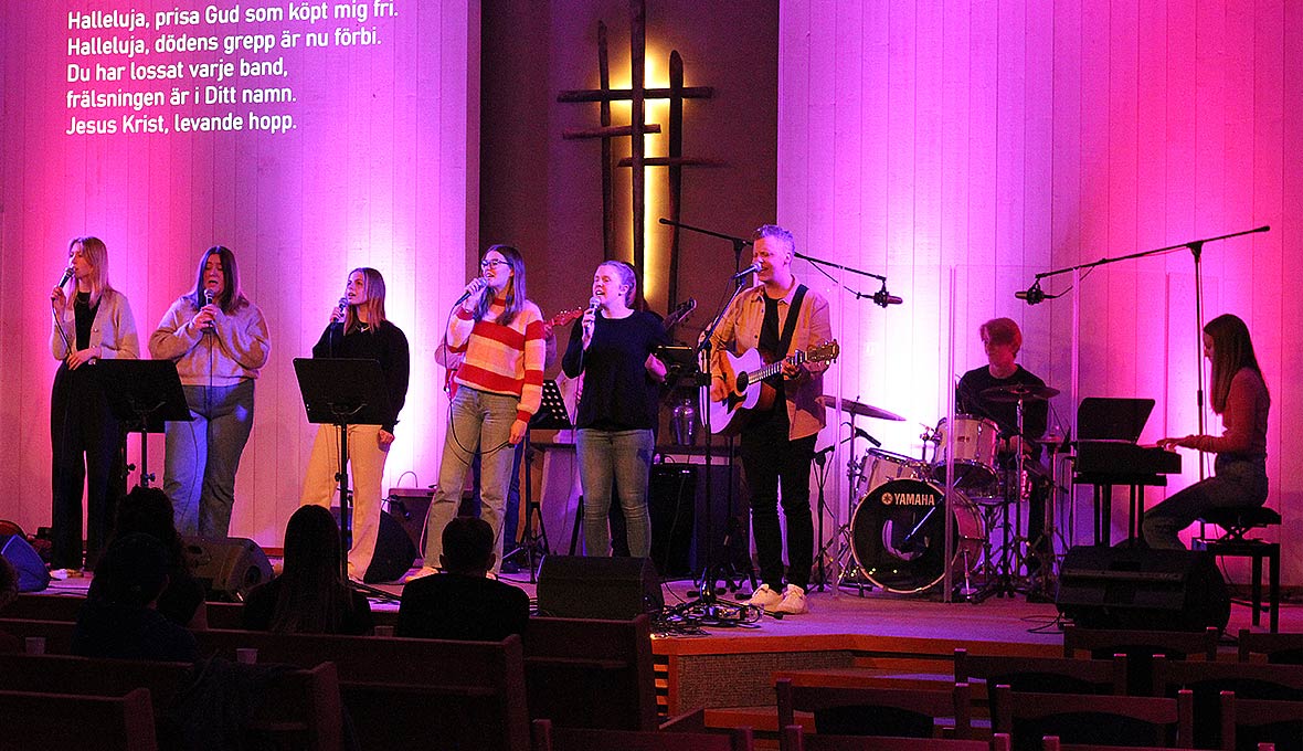 På ungdomsgudstjänsterna får många möjlighet att leda lovsång. Bild: Annaclara Långström