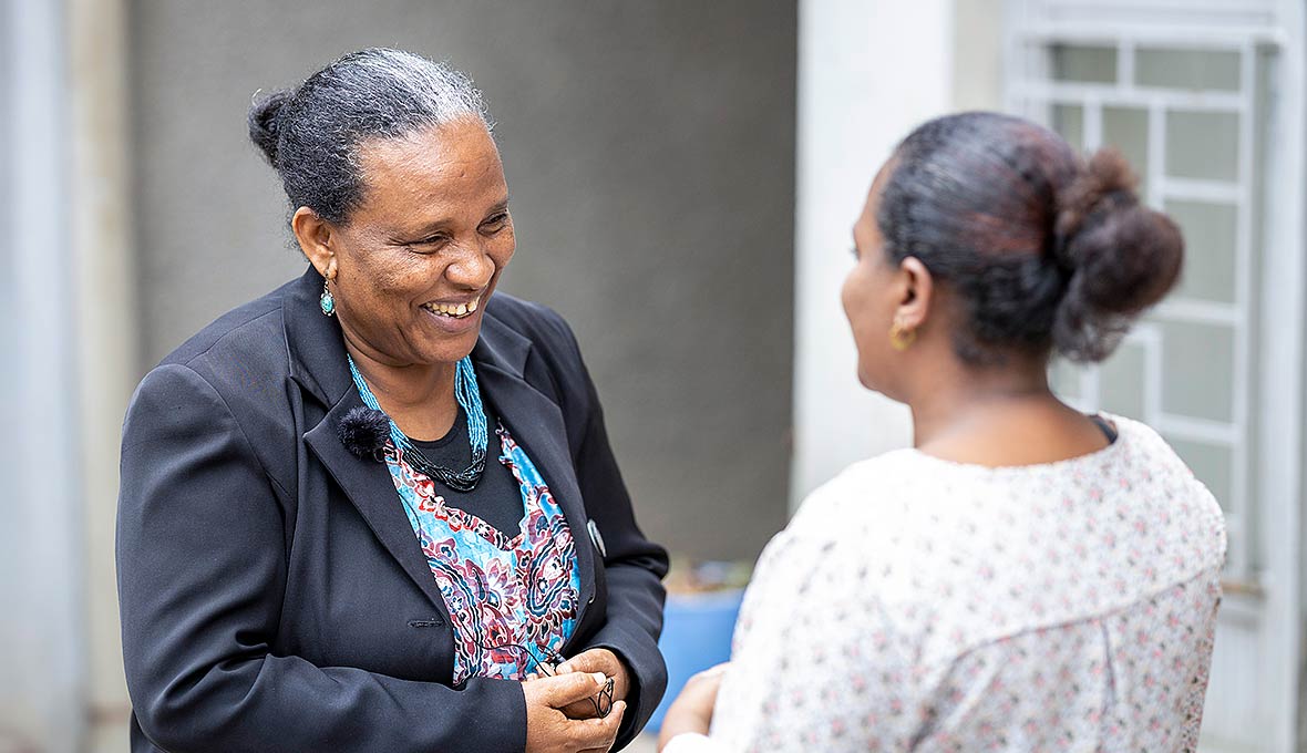 Berhane i samtal: Efter varje radiosändning ringer människor in med frågor och bönämnen och nästan alltid är det någon som har kommit till tro. Ibland kommer de också till radiohuset för att samtala eller be tillsammans med någon i teamet.