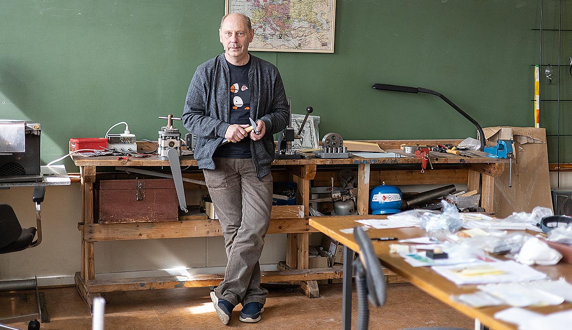 Göran är guldsmedsmästare med passion för vackra smycken. Ända sedan barnsben har han intresserat sig för olika former. Skaparglädjen finns även hos många släktingar som Göran lärt sig av. Bilder: Lovisa Lo Fundell