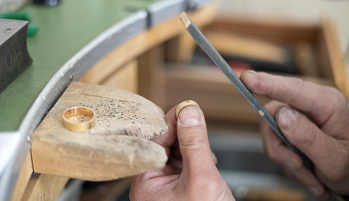 »Jag älskar att uppfylla folks drömmar på smycken de haft i flera år. Mitt yrke blir aldrig tråkigt!«