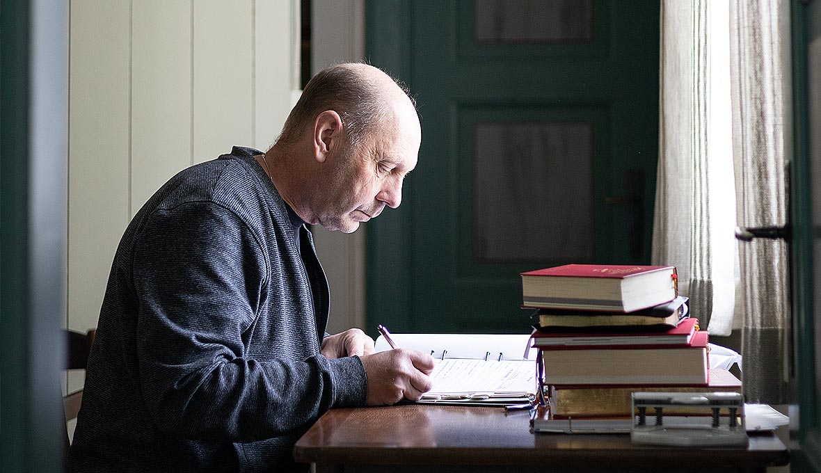 Göran hjälper till att bland annat välkomna besökare och bokföra antalet gudstjänstdeltagare. »För mig är det viktigt att alla känner sig hemma och välkomnade när de kommer till kyrkan.«