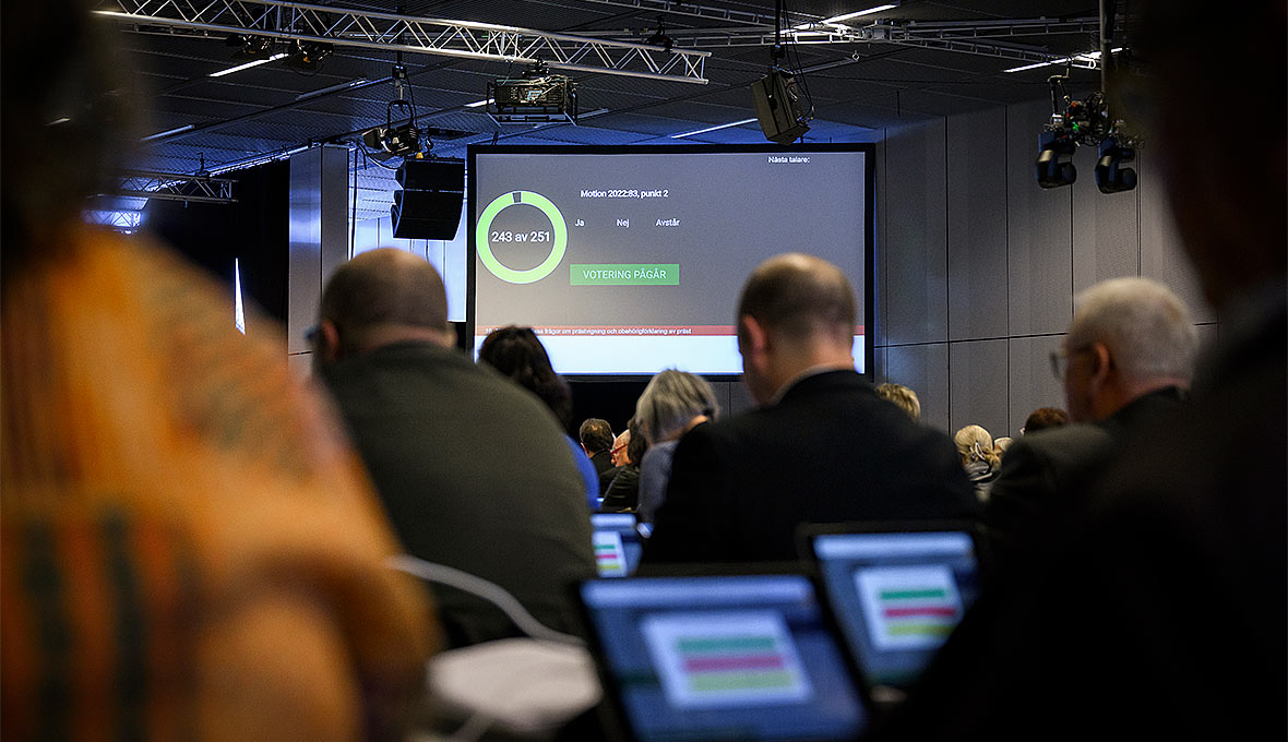Efter votering röstades »av­krag­nings­motionen« ned med knapp marginal. Bild: Magnus Aronson / Ikon