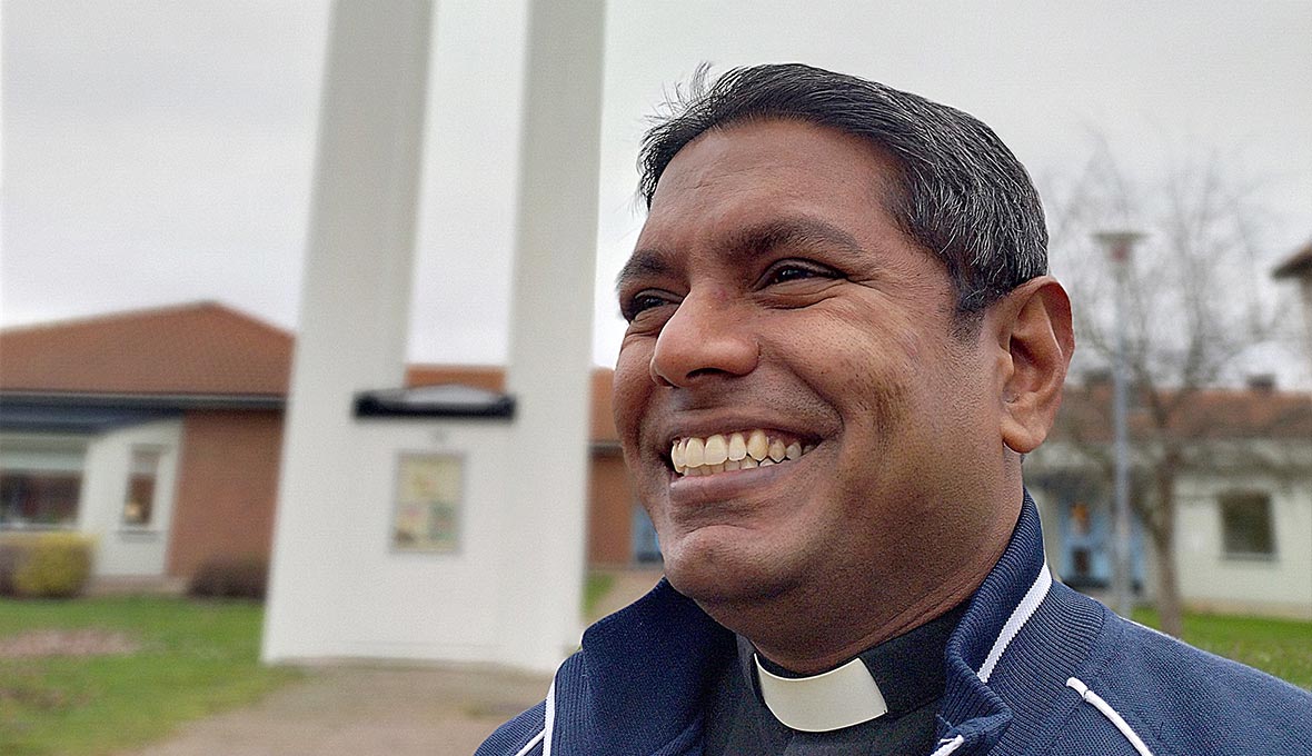 För sex år sedan upplevde Sylvester att Gud kallade honom till Sverige och idag bor han med sin familj i Örebro.