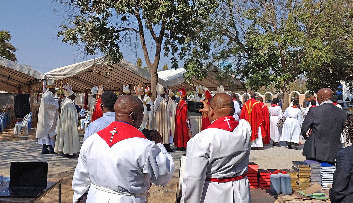 Vart femte år håller ELCTA en press­konferens för att samla alla präster och biskopar inom stiftet för att träffas och bygga relationer.