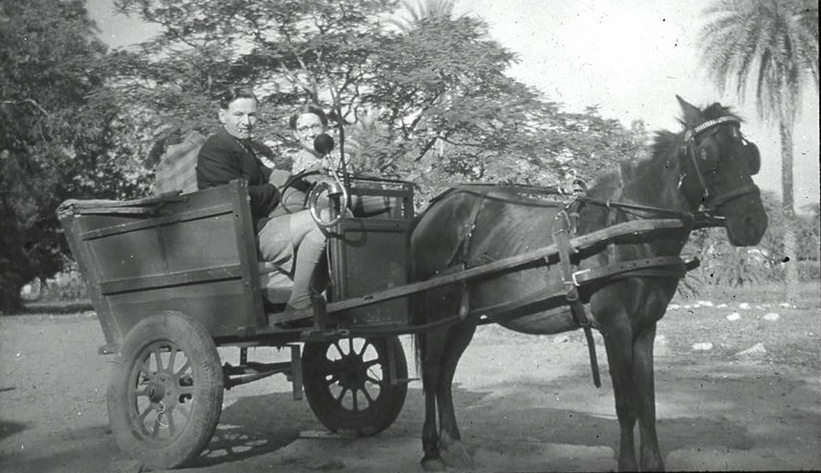 EFS-missionären Ingegerd träffade den skotske läkaren Clement Moss i Indien. Tillsammans drev de utvecklingen av Padhar sjukhus.