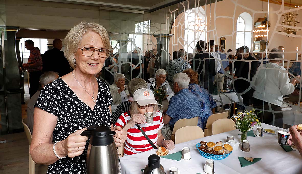 Eva Lindberg Pettersson serverar kaffe efter gudstjänsten. Bild: Sharelle Sånglöf