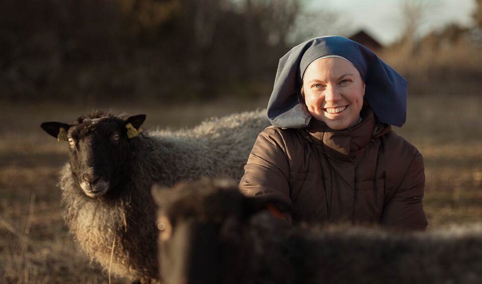 Syster Elisabeth hade inte planerat att bli nunna, men idag bor hon på Alsike kloster där hon har ett extra ansvar för djuren. På gården bor det två åsnor, fem får, fyra katter och en hund. Bild: Lovisa Lo Fundell