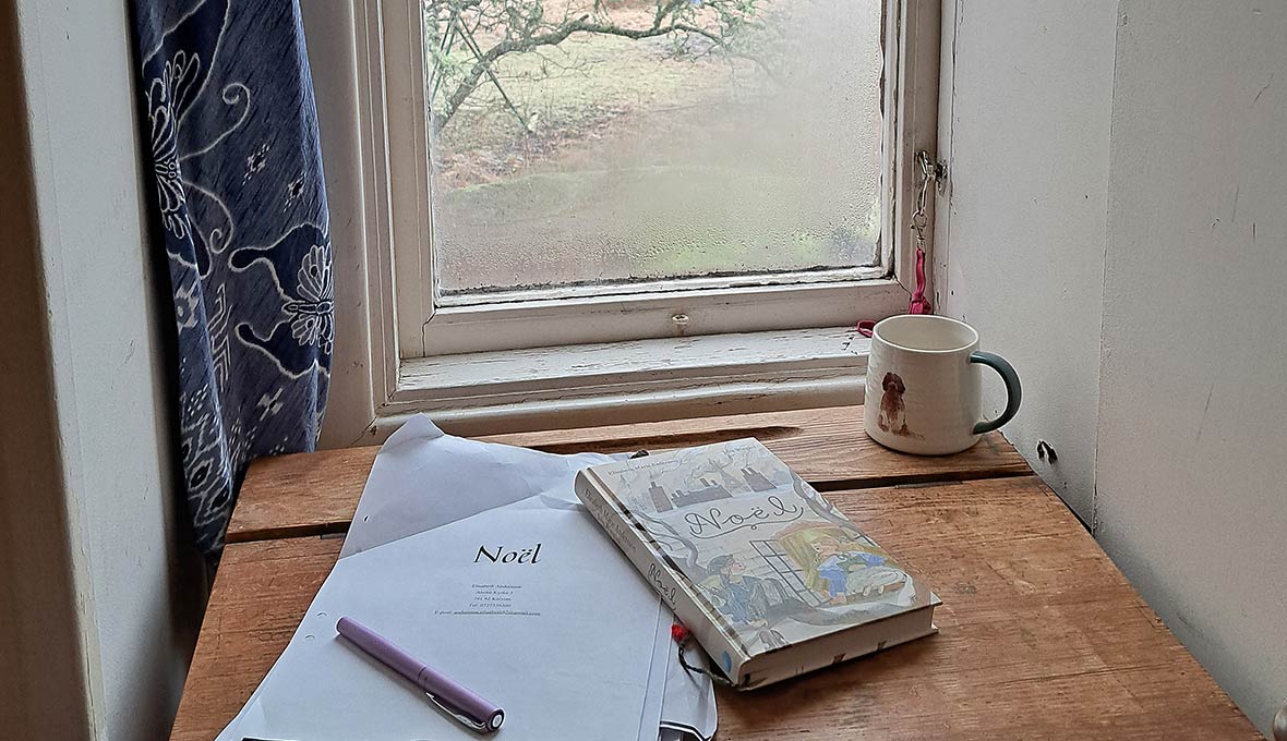 Alsike kloster var från början en skolbyggnad, och många av de gamla möblerna finns kvar. Syster Elisabeth har spenderat otaliga timmar vid den gamla skolbänken i sitt rum när hon skrev sin debutbok Noël.