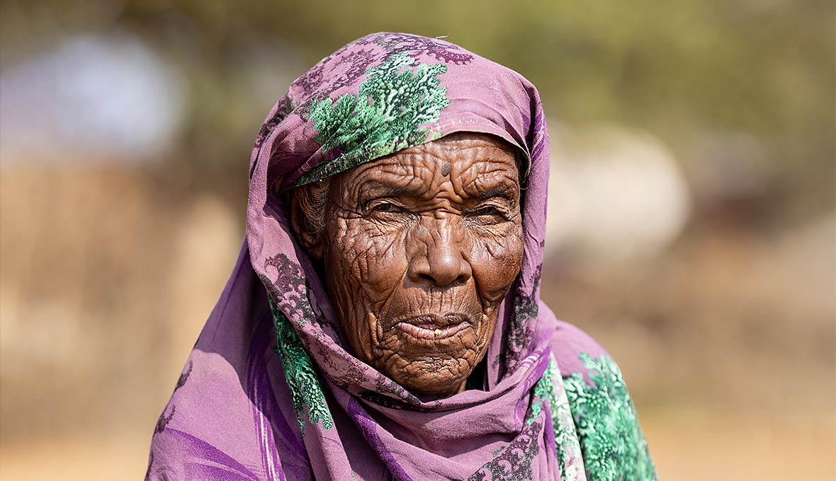 Busad Aw Mohamad är en av de flyktingar som nyss kommit till lägret. Tillsammans med barn och barnbarn har hon och hennes man vandrat från den etiopiska gränsen. – Vi var tvungna att fly, men det var mycket svårt. Jag är inte ung längre, säger Busad.