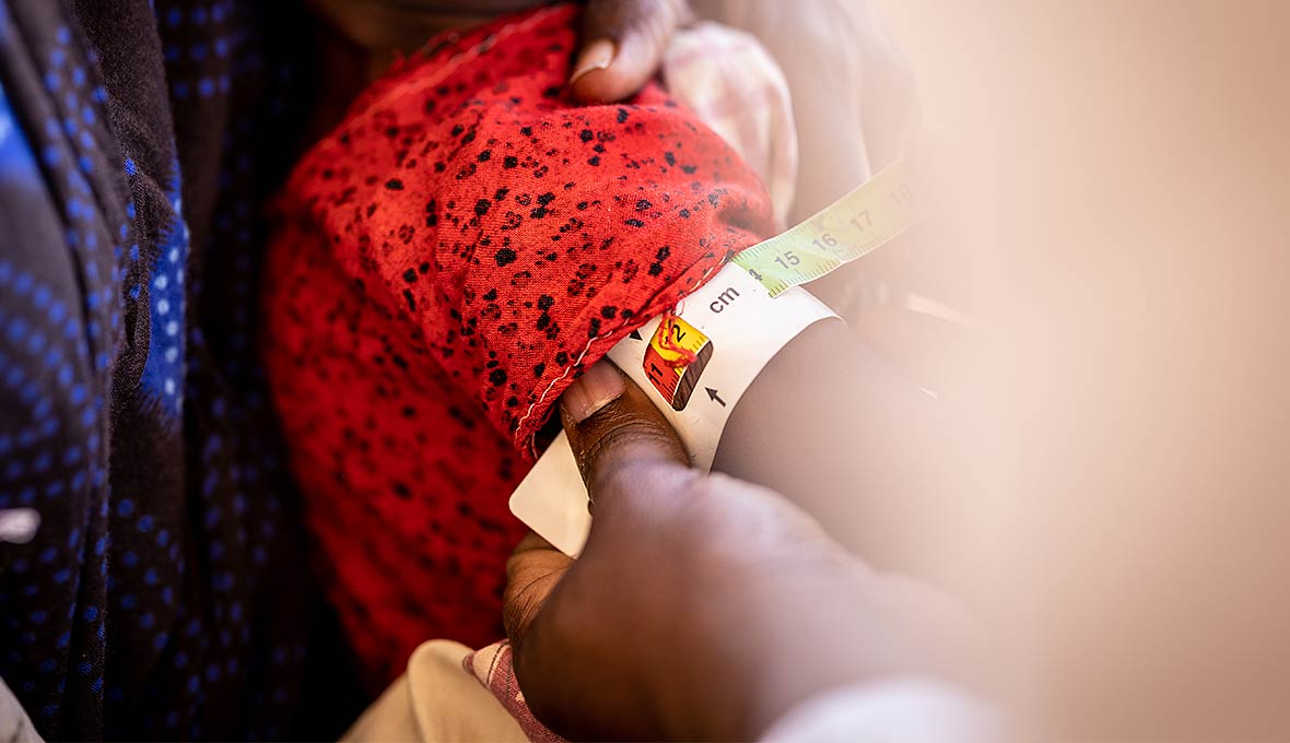 Många av barnen som söker hjälp är under­närda. Hälsovårdsteamet mäter, ger rådgivning och delar ut näringstillskott. Under de år Warsan arbetat i lägret har de sett väldigt goda resultat av det långsiktiga arbetet för att minska undernäringen. På grund av den ihållande torkan och det stora antalet nya flyktingar, ökar nu antalet barn som behöver vård och näringstillskott igen.