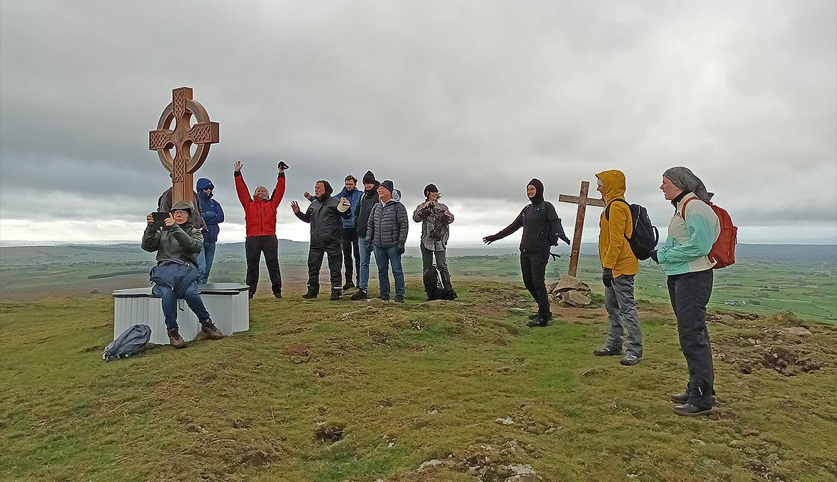 Under resan besteg man berget Mount Slemish, som är en sevärdhet med historiska rötter.