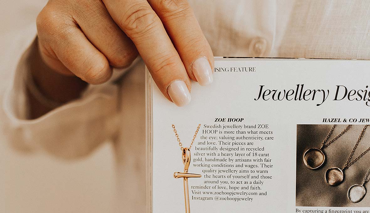 Efter ett år av slit med företaget tog det fart och Caroline har fått stor uppmärksamhet för sina smycken med tydligt kristet budskap.