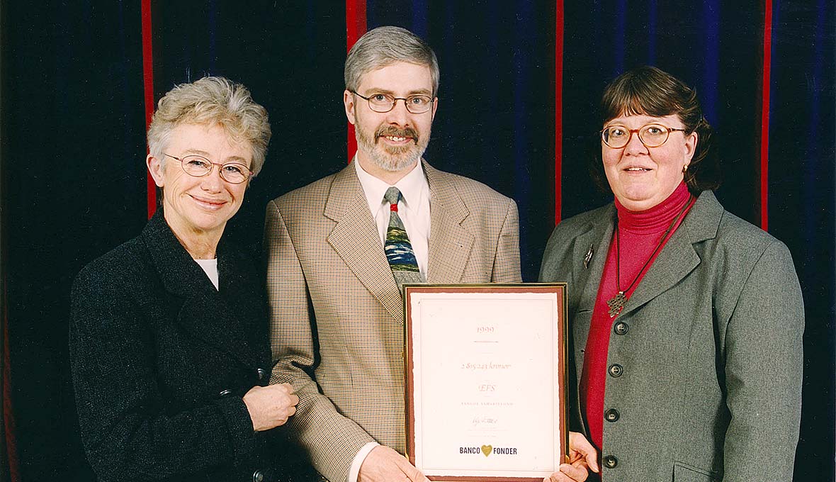 Kajsa Lindståhl, VD för Banco, överlämnar diplom till Martin Nilsson, informatör för EFS och Berit Hofgren, vice ordförande för EFS, år 2000.