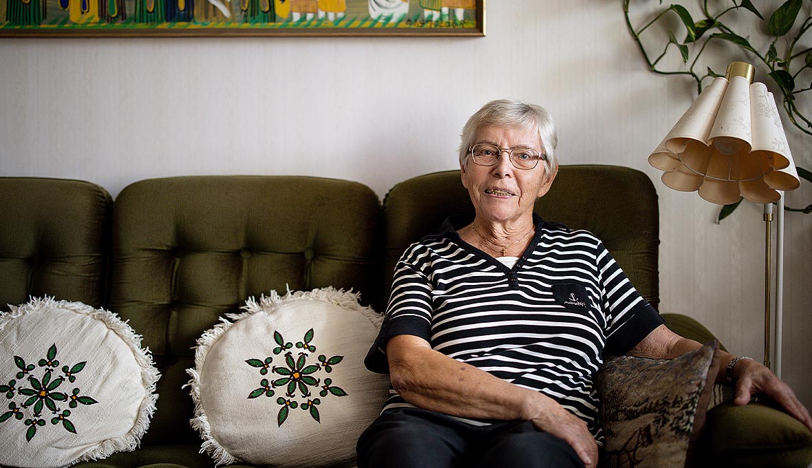 Ella Wolde Selassie hemma i lägenheten i Uppsala. »Mitt enda krav när vi skulle köpa en vardagsrumssoffa var att man kunde ligga raklång i den!«