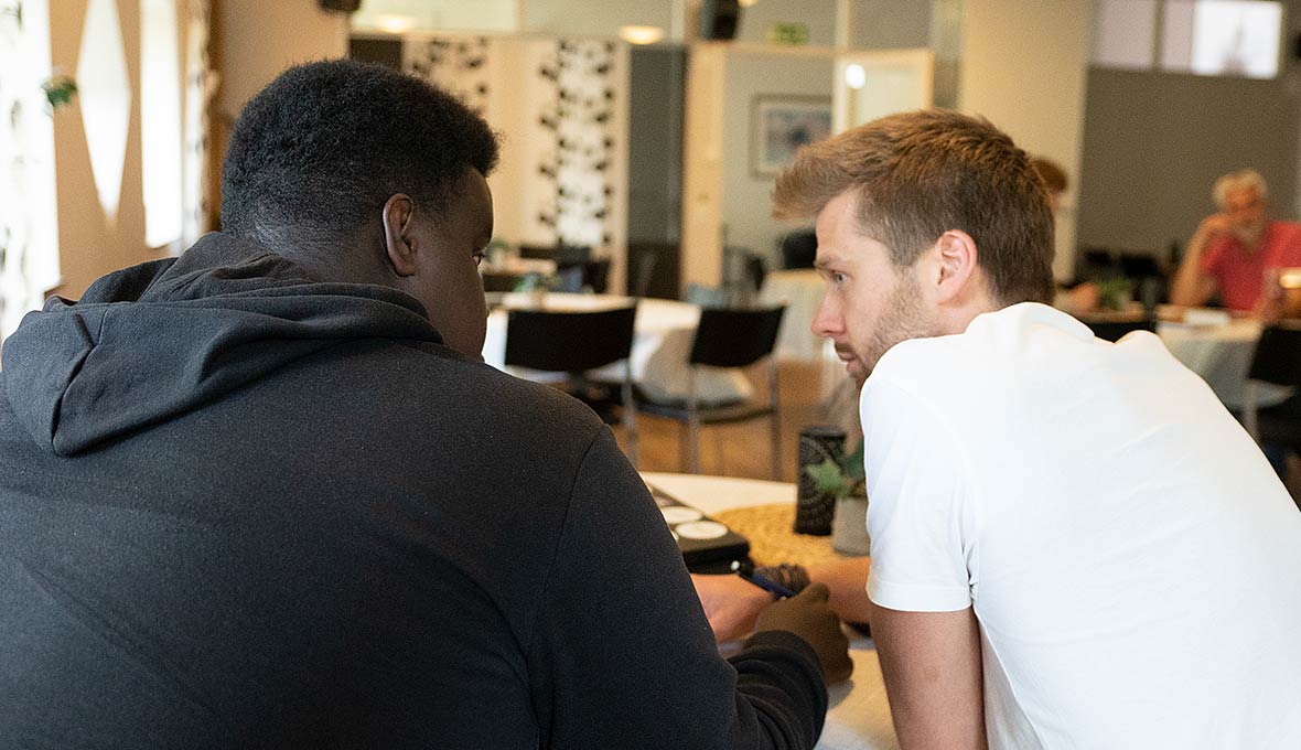 Jonathan pratar mycket om »gatans förväntningar« och »mammas förväntningar«. Vill man ha poäng i Neghbourhood ska man sitta med sina läxor, inte titta på mobilen. Med tiden börjar ungdomarna identifiera sig mer med »mammas förväntningar«.  Bild: Lucas Mellergård