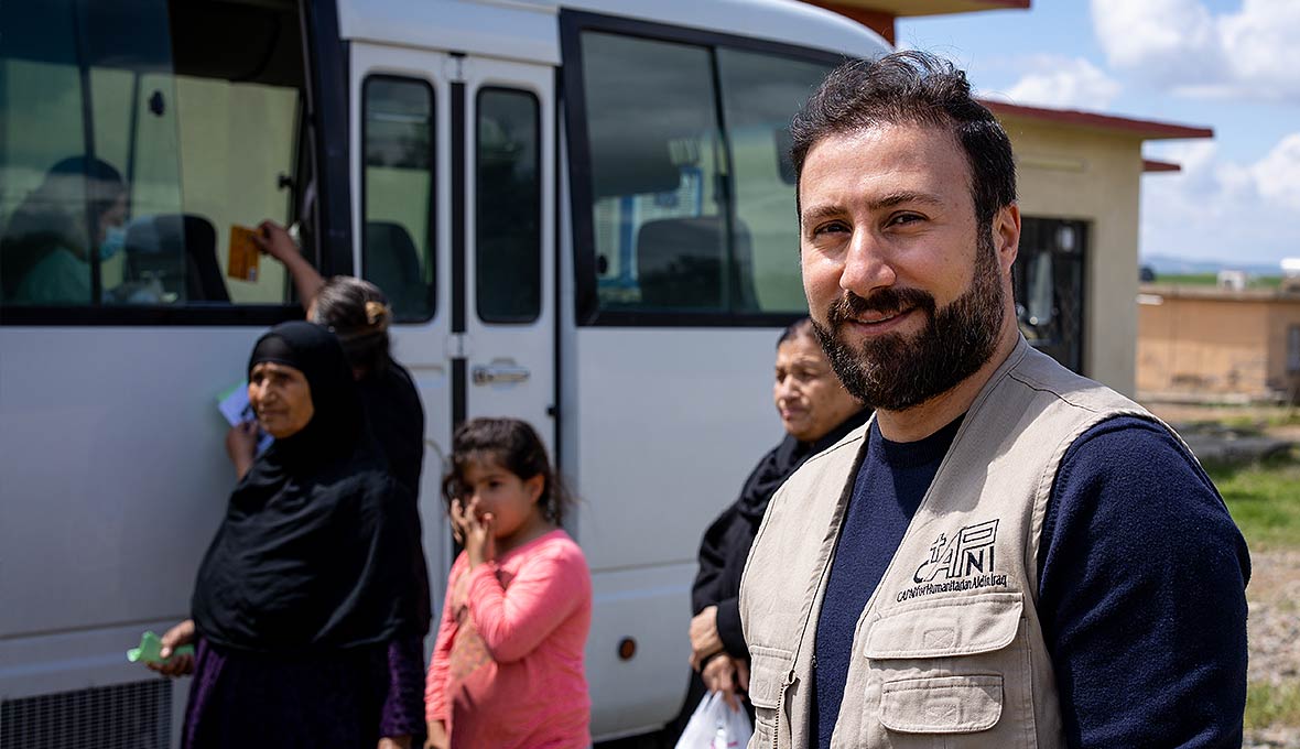 Sarjon Denkha Raban arbetar för Capni. Här står han framför bussen som tillhör den mobila kliniken. Bilder: Magdalena Vogt