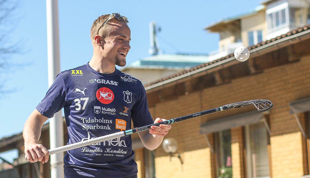 Innebandyn är Simons stora passion i livet. Matchtröjan från Mullsjö AIS följer ofta med upp på konsertscenen, och tröjnumret 37 är medvetet valt för att anknyta till favoritbibelordet i Psalm 37. Bilder: Jakob Romeborn