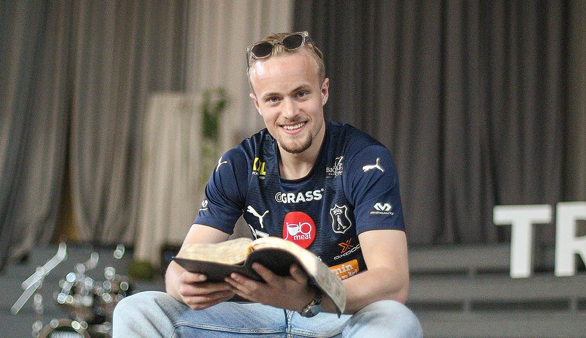 Simon försöker ta tid till att läsa Bibeln dagligen, för att hålla fokus på rätt saker i livet. Flera av hans låtar anspelar också på olika bibelverser, ofta från Psaltaren.