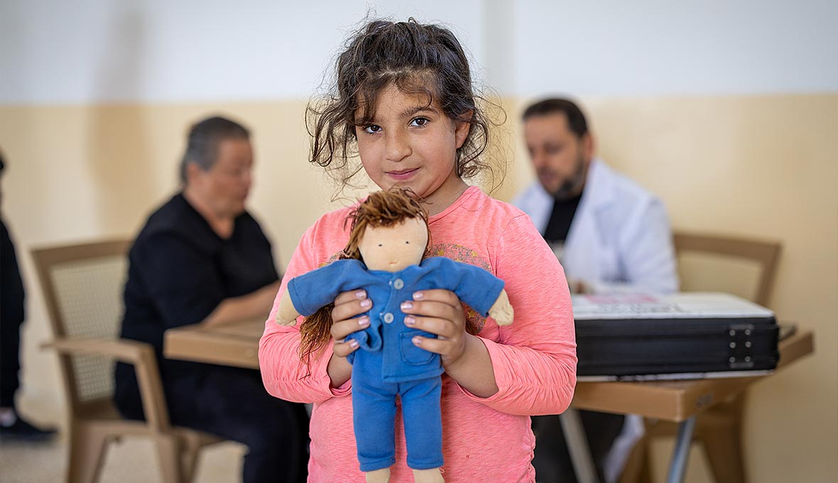 När Randas pappa gick bort blev mamman deprimerad och fick diabetes. Via den mobila kliniken får familjen hjälp och stöd.