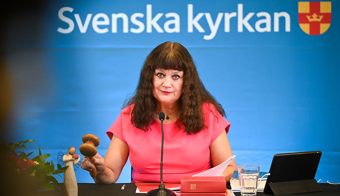 Karin Perers håller i ordförandeklubban under höstens kyrkomöte. Bild: Magnus Aronson/Ikon