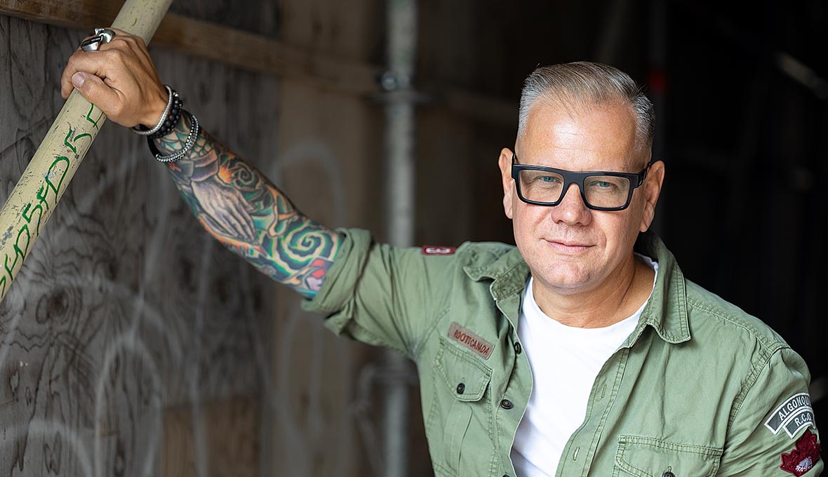 Urban mötte Gud som tonåring efter en utekväll på stan. Han bad »Jesus, om du nu finns och lever så får du komma och hälsa på« och efter det blev han spiknykter och hade ett samtal med Jesus. Bilder Lovisa Lo Fundell