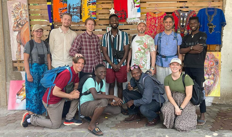 EFS Sydöst anordnade en evangelisationsresa till ön Kome Island i Tanzania. Här är resesällskapet tillsammans med tanzaniska vänner. Bild: EFS Sydöst