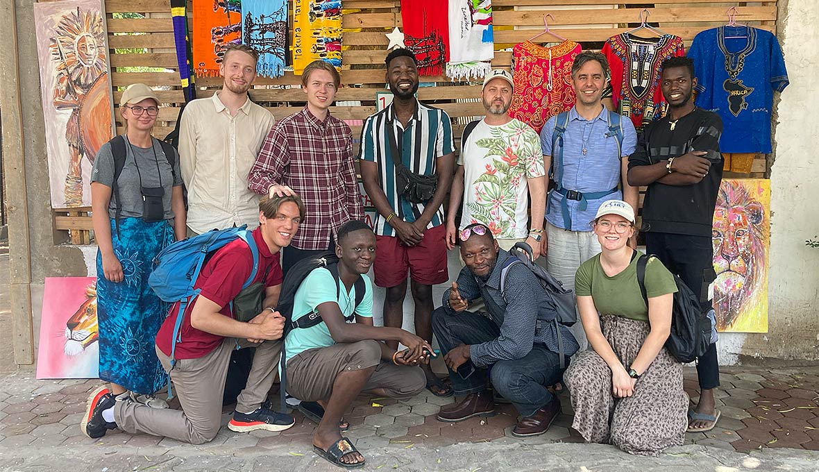 EFS Sydöst anordnade en evangelisationsresa till ön Kome Island i Tanzania. Här är resesällskapet tillsammans med tanzaniska vänner. Bild: EFS Sydöst