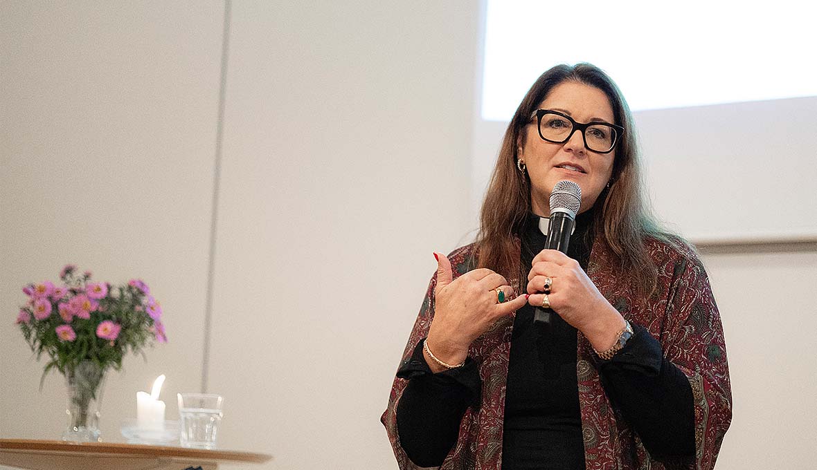 Sarah Jacksons andliga sökande började i tonåren när hennes pappa avslöjade att han levt ett dubbelliv. Hon kom av en slump till en Alpha-samling i Holy Trinity Brompton Church (HTB), där hon idag arbetar. Bilder: Lovisa Lo Fundell