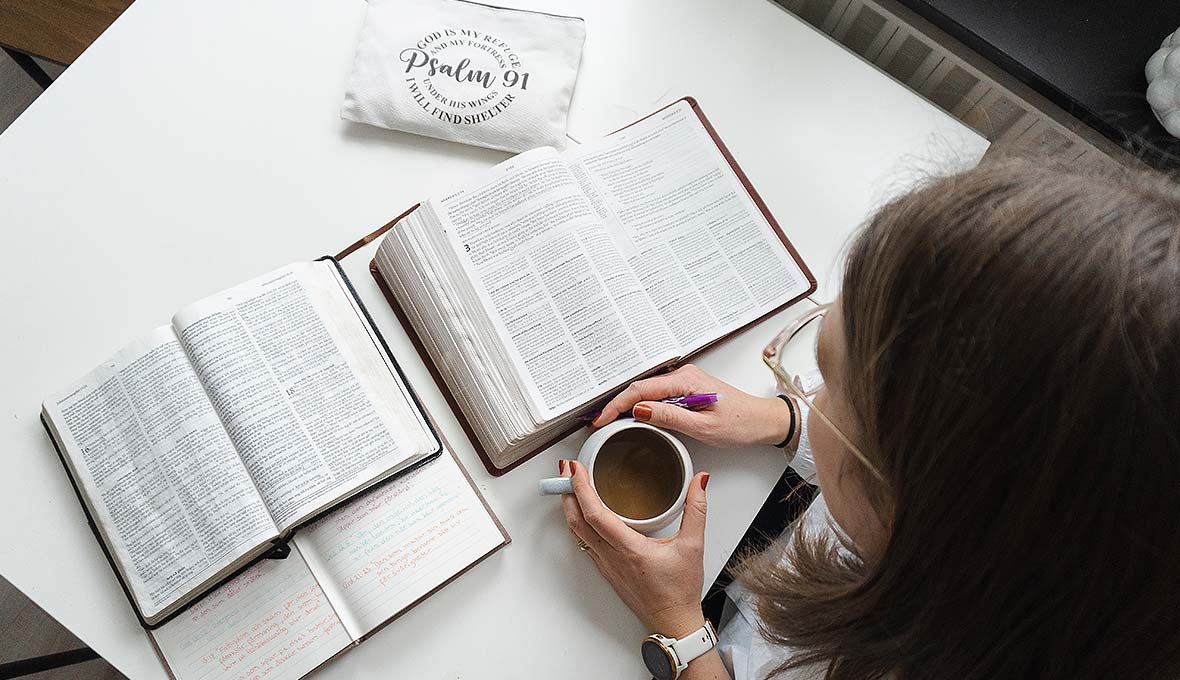 Efter en omvälvande upplevelse fick Sofia en helt ny förståelse av nåden. Nu börjar hon varje morgon med att prioritera tid med Gud. Bilder: Stina Vingren