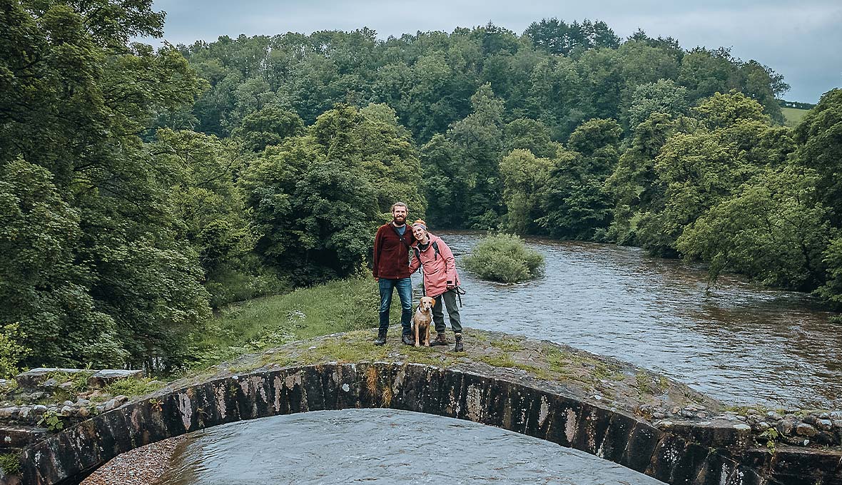 Tim tillsammans med sin fru Alex och deras labrador. Ett av deras gemensamma intressen är att ta långa promenader i naturen tillsammans. Bilder: Privat