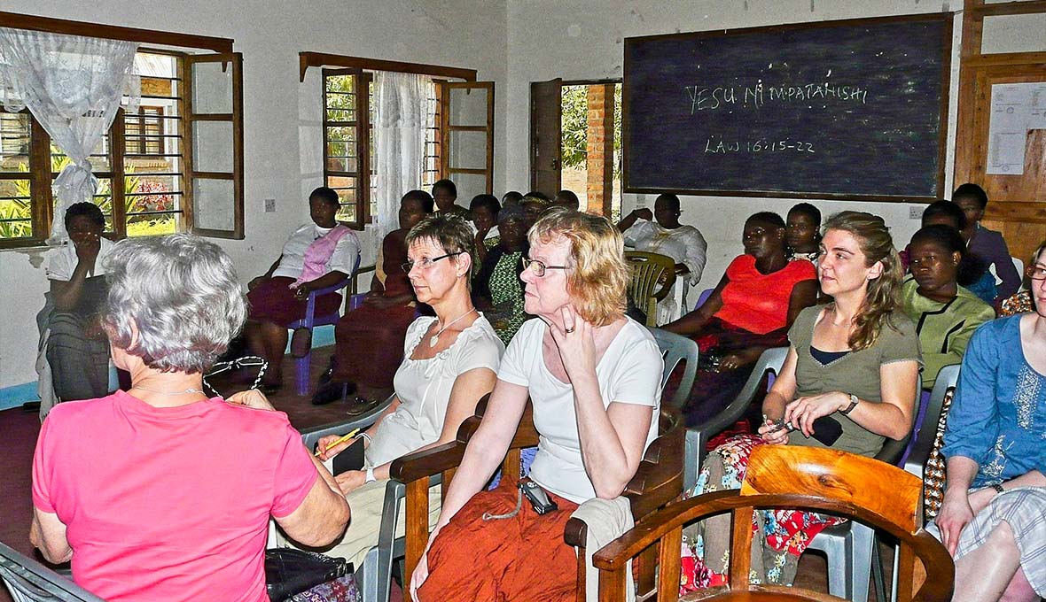 Många bidrar till basarerna där alla intäkter går till EFS missionsarbete i utlandet.