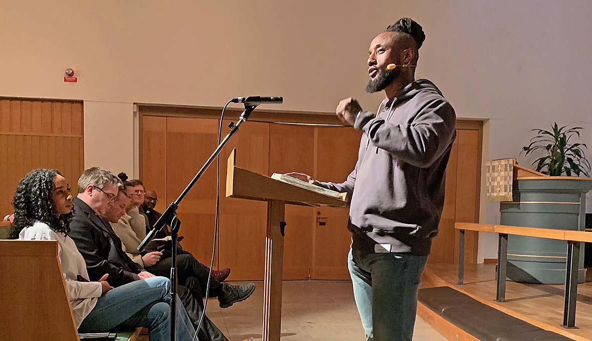 Betz Assefa predikade i Betlehemskyrkan för ungdomar och vuxna. Bild: Pontus Adefjord