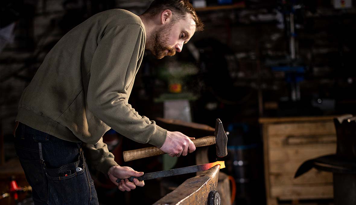 Nils försörjer sin fru och deras två barn genom att filma processen av hur han smider traditionsenliga yxor och publicerar filmerna på plattformen Youtube. Flera av hans videos har över en halv miljon visningar och alla yxor han producerar ger han bort i tävlingar.