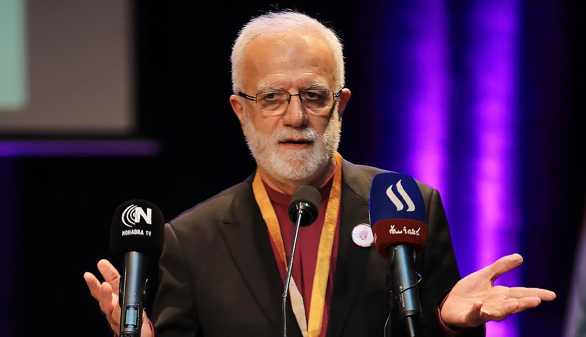 Emmanuel Youkhana talar under Capnis 30-årsfirande i Duhok. Bilder: Capni