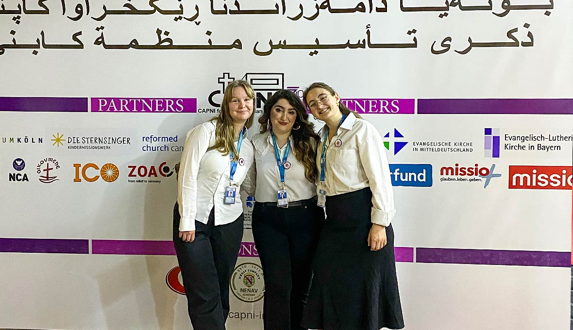 EFS praktikanter Teolinn Henningsson (tilll vänster) och Rut Paulsson (till höger), tillsammans med personal från Capni.