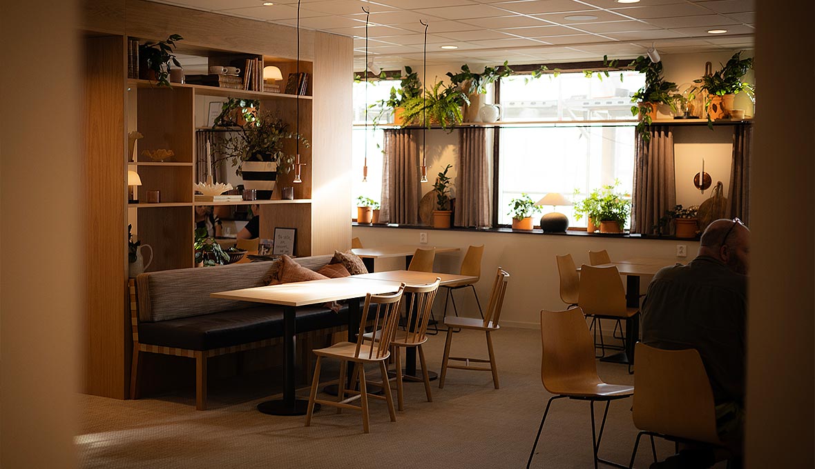 Många har hjälpt till vid Café UH:s åter­uppbyggande och nu har hela caféet en enhetlig inredning.