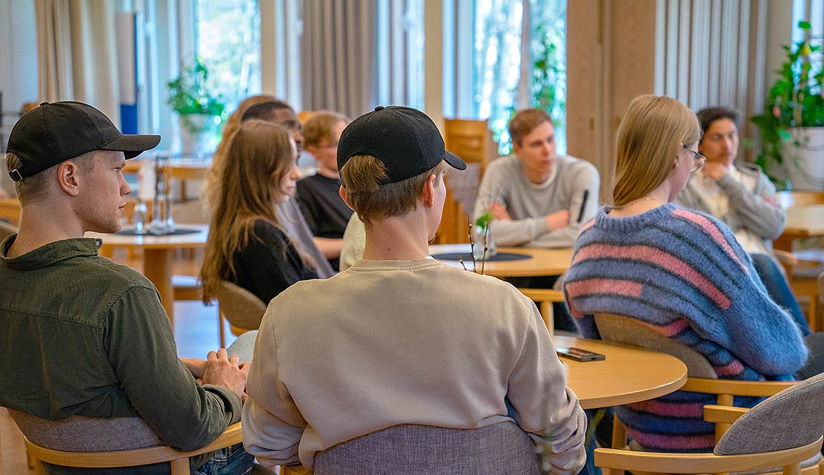 Buråskyrkan bjuder in till Alpha-kurs för studenter och har fått se flera personer komma till tro. Man har aktivt arbetat för att forma en kultur som präglas av glädje. »Fokus ligger hela tiden på att glädjen att få dela evangeliet står över behoven av att fylla praktiska uppdrag.«